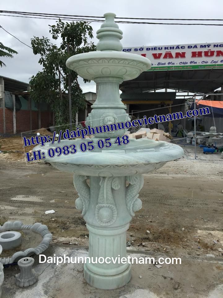 Dòng nước chảy nhẹ nhàng thấm vào thảm đá bên dưới, tưới tắn cho những bụi cỏ dại sẽ mang lại cảm giác yên ả, thanh bình cho cả khu vườn. 