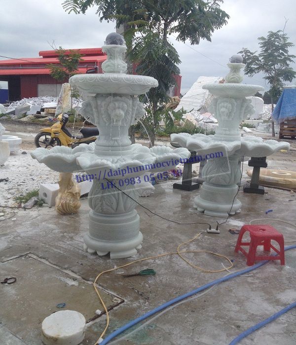 Chỉ cần một đài phun nước nhỏ nhắn với những chú cá đáng yêu thế này cũng có thể giúp cho tâm hồn con người trở nên vui vẻ, thư thái khi được dạo bước thong dong trong vườn hay chỉ ngồi ngắm nhìn từ hiên nhà. 